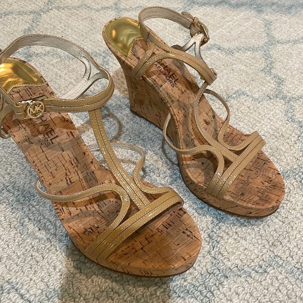 Michael by Michael kits patent leather wedge